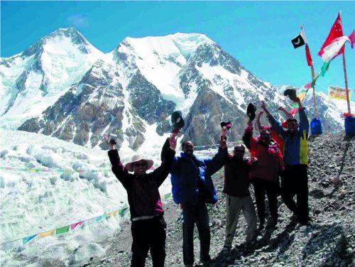 Cheering the colleagues from China and Pakistan who remained at the base camp.